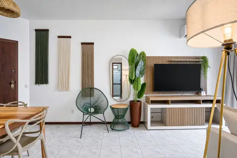Sala de apartamento de temporada decorada pela RIOS em Cabo Frio