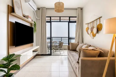 Sala de apartamento de temporada decorada pela RIOS em Cabo Frio