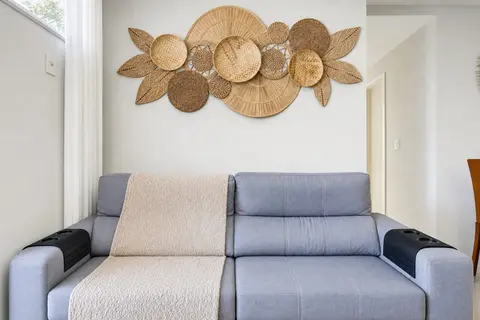 Sala de apartamento de temporada decorada pela RIOS em Cabo Frio