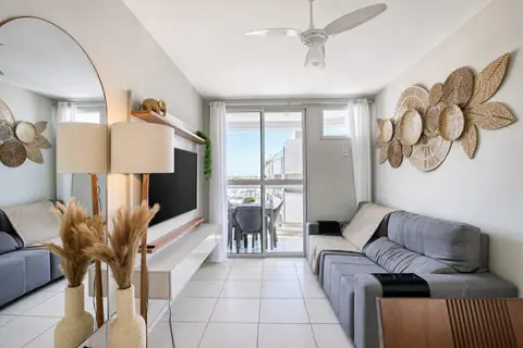 Sala de apartamento de temporada decorada pela RIOS em Cabo Frio