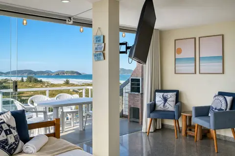Sala de apartamento de temporada decorada pela RIOS em Cabo Frio