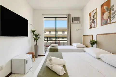 Quarto de apartamento de temporada decorado pela RIOS em Cabo Frio