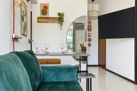 Sala de apartamento de temporada decorada pela RIOS em Cabo Frio