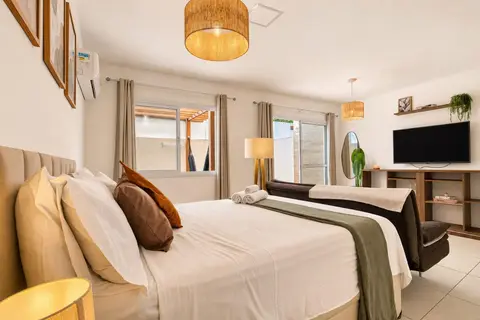 Quarto de apartamento de temporada decorado pela RIOS em Cabo Frio