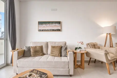 Sala de apartamento de temporada decorada pela RIOS em Cabo Frio