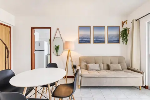 Sala de apartamento de temporada decorada pela RIOS em Cabo Frio
