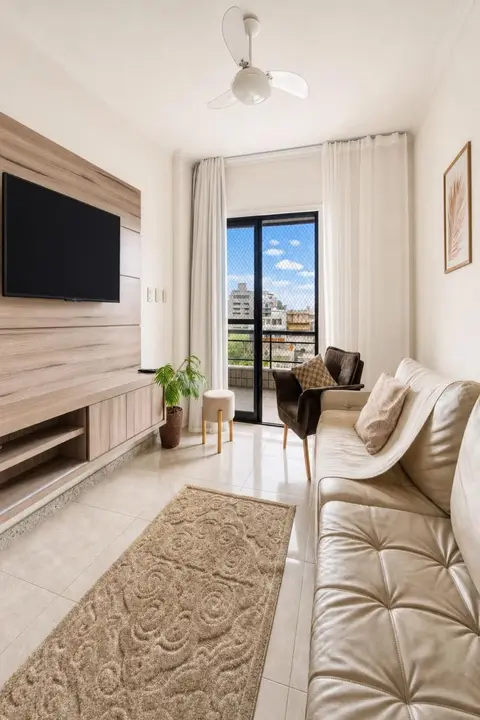 Sala de apartamento de temporada decorada pela RIOS em Cabo Frio