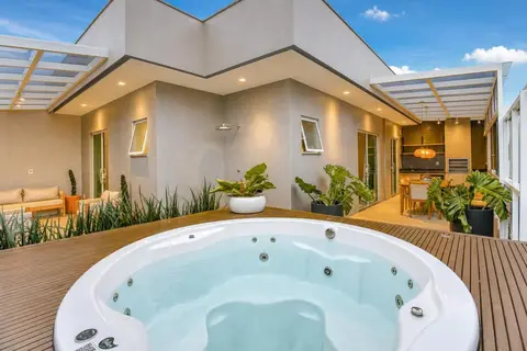 Jacuzzi de imóvel de temporada sob gestão da RIOS em Cabo Frio