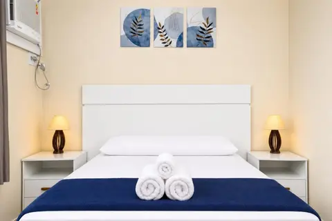 Quarto de apartamento de temporada decorado pela RIOS em Cabo Frio
