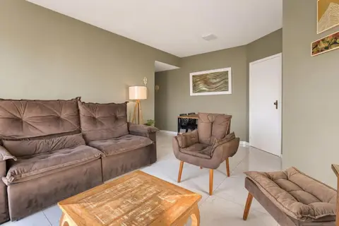 Sala de apartamento de temporada decorada pela RIOS em Cabo Frio