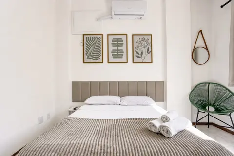 Quarto de apartamento de temporada decorado pela RIOS em Cabo Frio