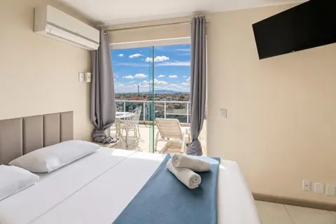 Quarto de apartamento de temporada decorado pela RIOS em Cabo Frio