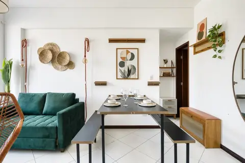 Sala de apartamento de temporada decorada pela RIOS em Cabo Frio