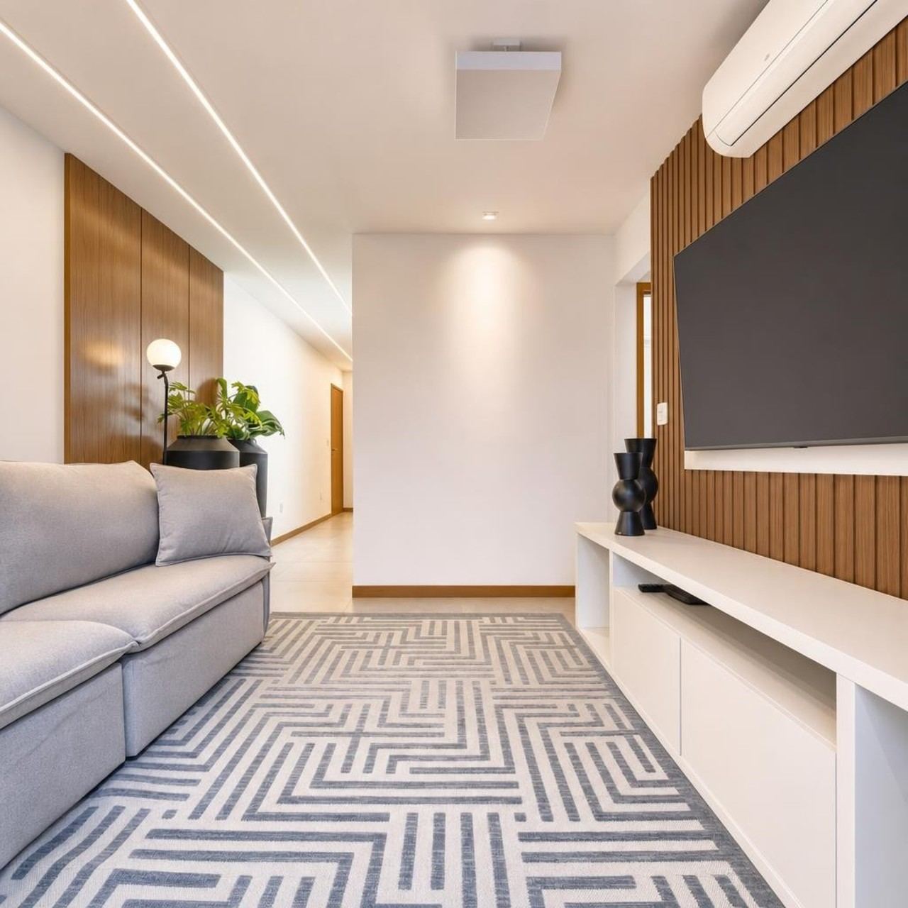apartamento por temporada em Cabo Frio — sala com decoração assinada RIOS
