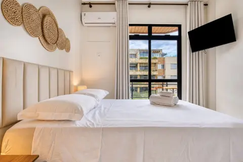 Quarto de apartamento de temporada decorado pela RIOS em Cabo Frio