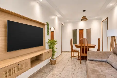 Sala de apartamento de temporada decorada pela RIOS em Cabo Frio