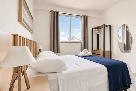 Quarto de apartamento de temporada decorado pela RIOS em Cabo Frio