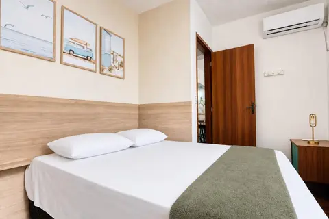 Quarto de apartamento de temporada decorado pela RIOS em Cabo Frio