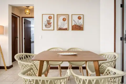 Sala de apartamento de temporada decorada pela RIOS em Cabo Frio