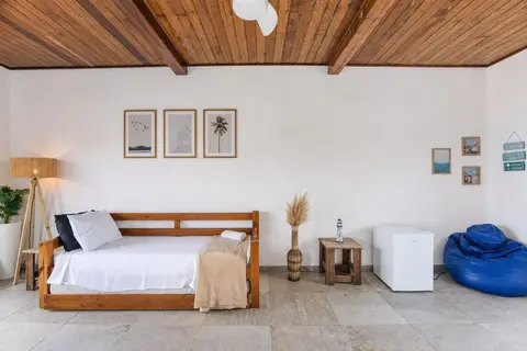 Quarto de apartamento de temporada decorado pela RIOS em Cabo Frio