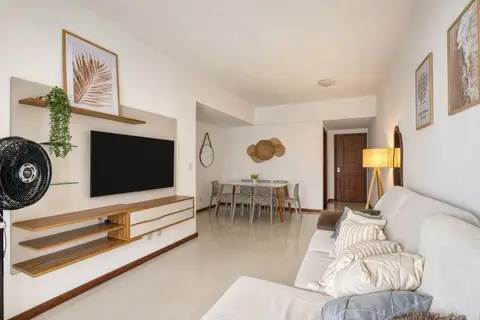 Sala de apartamento de temporada decorada pela RIOS em Cabo Frio