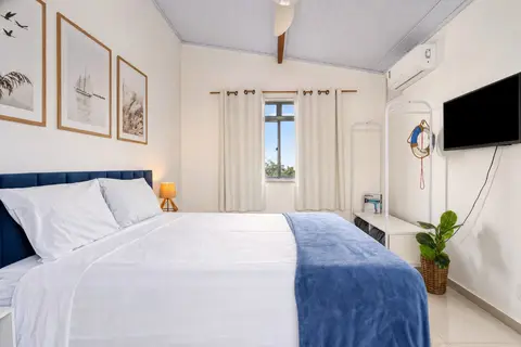 Quarto de apartamento de temporada decorado pela RIOS em Cabo Frio