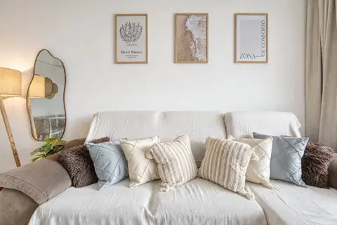 Sala de apartamento de temporada decorada pela RIOS em Cabo Frio