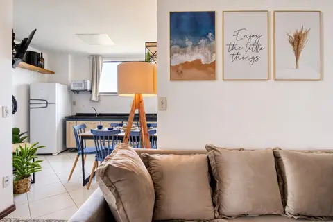 Sala de apartamento de temporada decorada pela RIOS em Cabo Frio