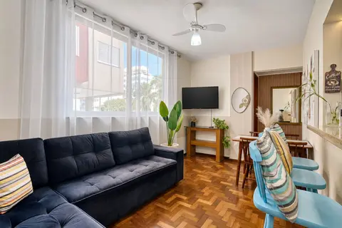 Sala de apartamento de temporada decorada pela RIOS em Cabo Frio