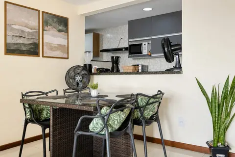 Sala de apartamento de temporada decorada pela RIOS em Cabo Frio