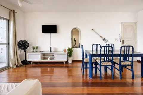 Sala de apartamento de temporada decorada pela RIOS em Cabo Frio