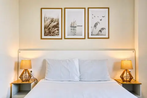 Quarto de apartamento de temporada decorado pela RIOS em Cabo Frio