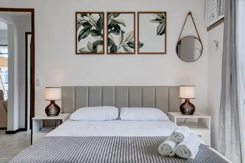 Quarto de apartamento de temporada decorado pela RIOS em Cabo Frio