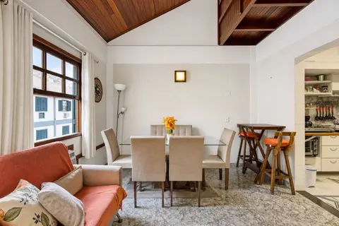 Sala de apartamento de temporada decorada pela RIOS em Cabo Frio