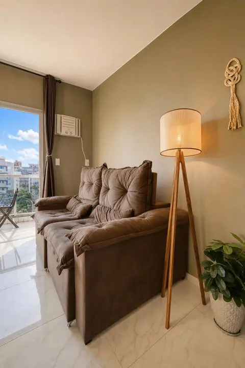 Sala de apartamento de temporada decorada pela RIOS em Cabo Frio
