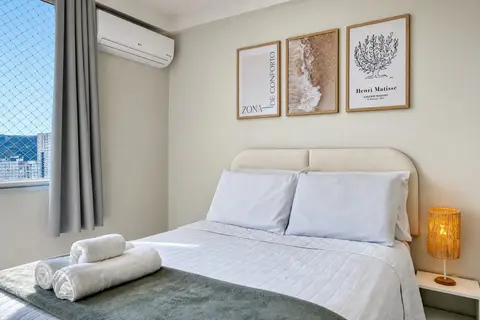 Quarto de apartamento de temporada decorado pela RIOS em Cabo Frio