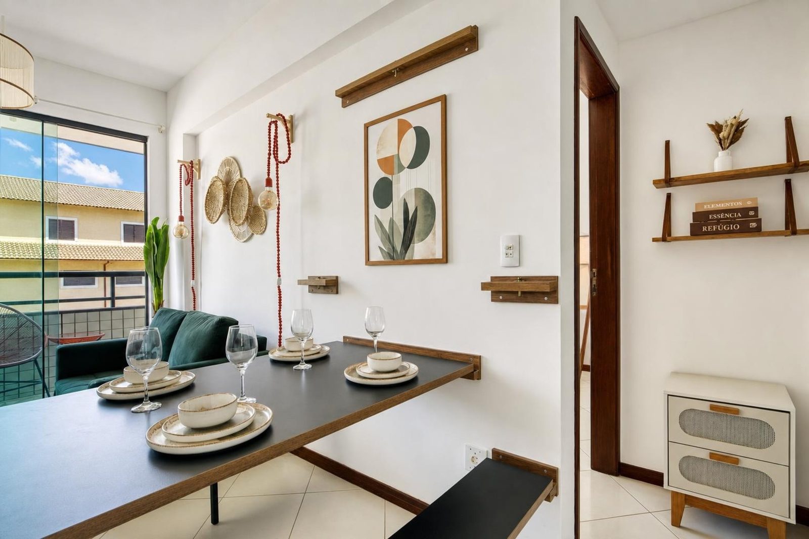 apartamento por temporada em Cabo Frio — sala de jantar integrada com decoração assinada RIOS