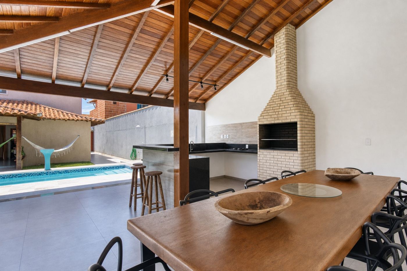apartamento por temporada em Cabo Frio — área gourmet com decoração assinada RIOS