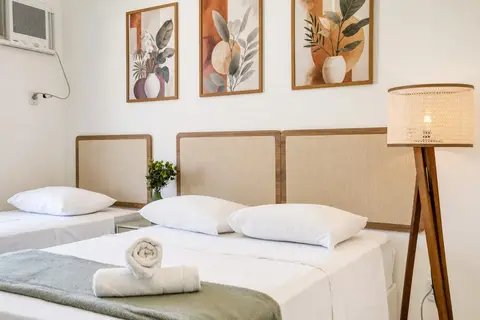 Quarto de apartamento de temporada decorado pela RIOS em Cabo Frio