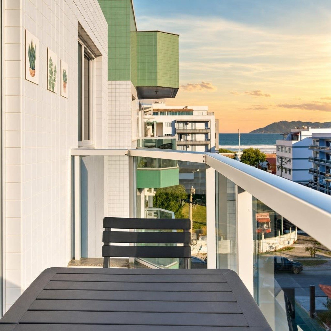 apartamento por temporada em Cabo Frio — varanda com vista para o mar com decoração assinada RIOS