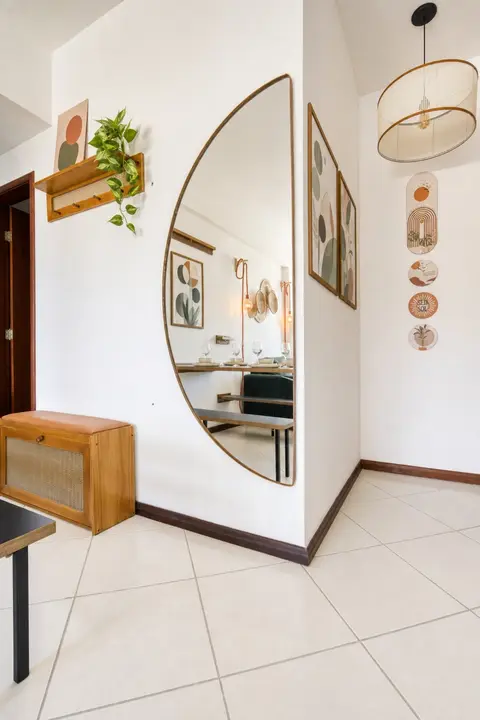 Sala de apartamento de temporada decorada pela RIOS em Cabo Frio