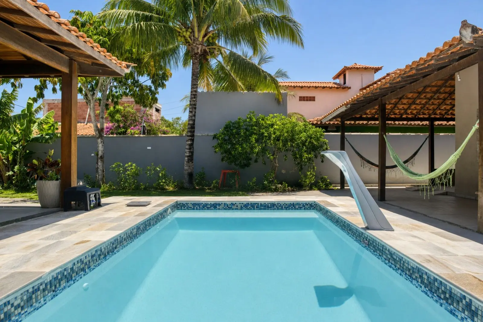 Piscina com escorregador em imóvel fotografado pela RIOS em Cabo Frio