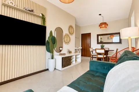 Sala de apartamento de temporada decorada pela RIOS em Cabo Frio