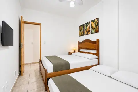 Quarto de apartamento de temporada decorado pela RIOS em Cabo Frio