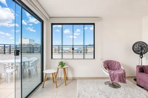 Sala de apartamento de temporada decorada pela RIOS em Cabo Frio