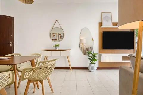 Sala de apartamento de temporada decorada pela RIOS em Cabo Frio