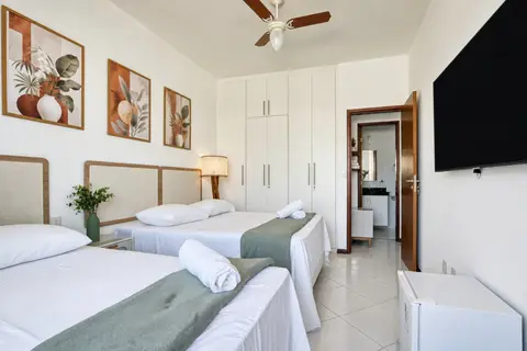 Quarto de apartamento de temporada decorado pela RIOS em Cabo Frio
