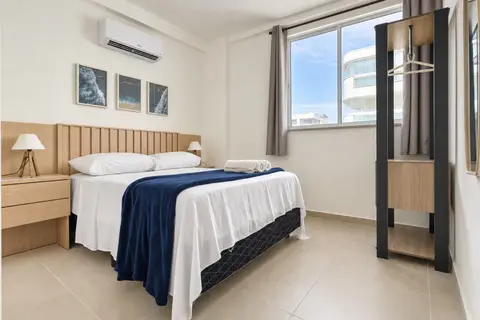Quarto de apartamento de temporada decorado pela RIOS em Cabo Frio