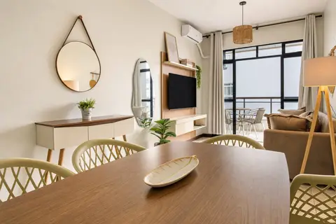 Sala de apartamento de temporada decorada pela RIOS em Cabo Frio