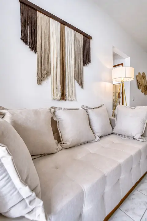 Sala de apartamento de temporada decorada pela RIOS em Cabo Frio